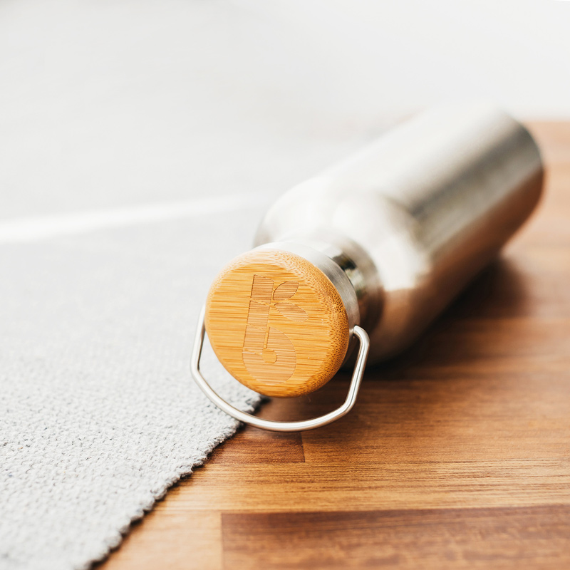 Bambaw-Steel-Bottle-Insulated-2-Lifestyle-03 Garrafa Térmica Bambaw